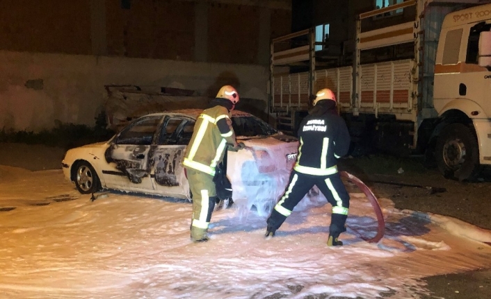 Bursa’da park halindeki araç alev alev yandı. Yanan aracın yanındaki