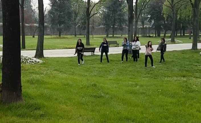 Bursa’daki botanik parkta hayatlarında ilk kez canlı sincap görüp şaşkınlıktan
