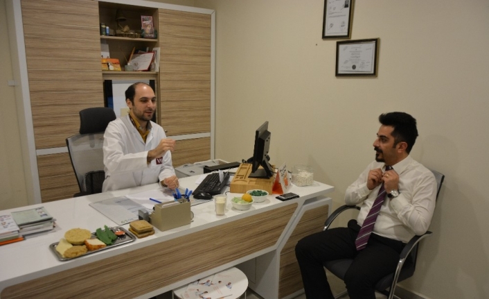 Paketli gıdaların bilinçli tüketilmesi gerektiğini söyleyen Uzman Diyetisyen Veysel Ciğerli,