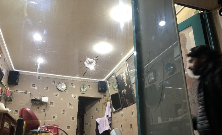 Kuaför dükkanına içerisinde müşterilerin bulunduğu sırada ateş açıldı. Saldırıda şans