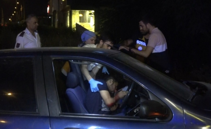 Şerit Değiştirmek İçin Yavaşlamak İstediği Sırada Kontrolden Çikan Otomobil, Kaldırıma