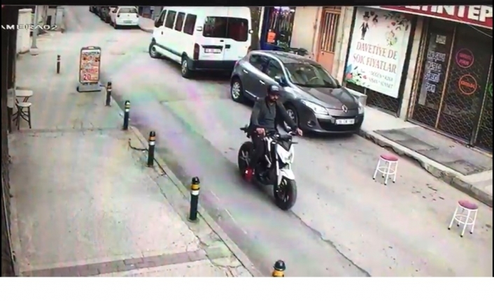 Bursa’da yaşayan Oğuzhan Sarıkaya, yeni aldığı motosikletine plaka taktıramadan çaldırdı.