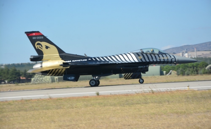 F 16 Savaş Uçağı İle Dünyada Gösteri Yapan Ender Gösteri