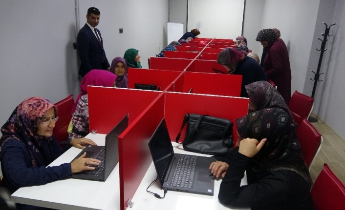 Bursa’nın Orhaneli İlçesinde Bilgisayar Kursuna Giden Köylü Kadınlar İnternette Sörf