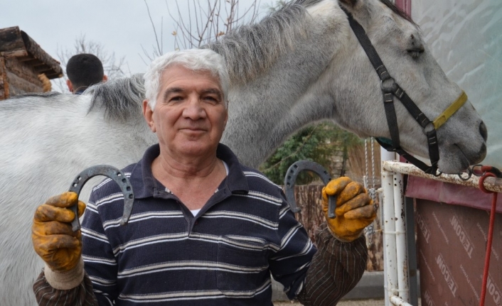 Balıkesir’de mesleğinin son temsilcisi olan nalbant Mehmet Tütünlüoğlu, 70 yıllık