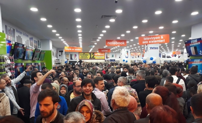 Bursa’da teknoloji ve ev aletleri satan bir mağazanın açılışı büyük