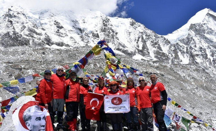  Bursalı 11 Dağcı Everest Dağına Tırmanarak Türk Bayrağını Zirvede