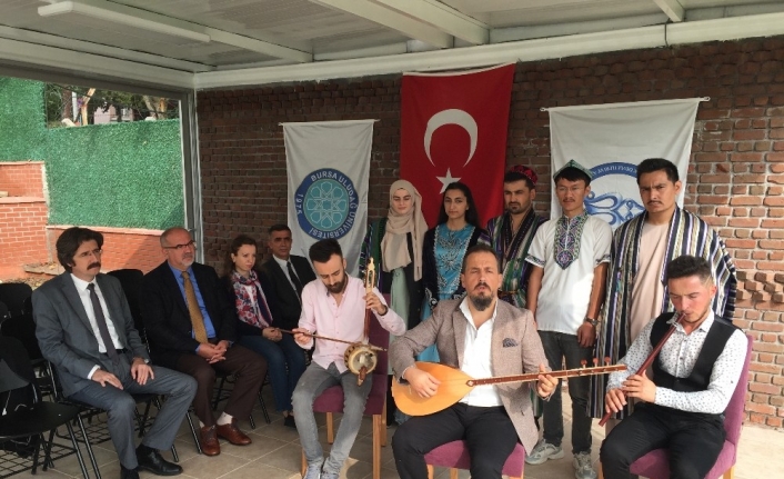 Bursalı Öğrenim Görevlisinin  Besteleyip Türk Cumhuriyetlerinden Gelen Öğrencilerle