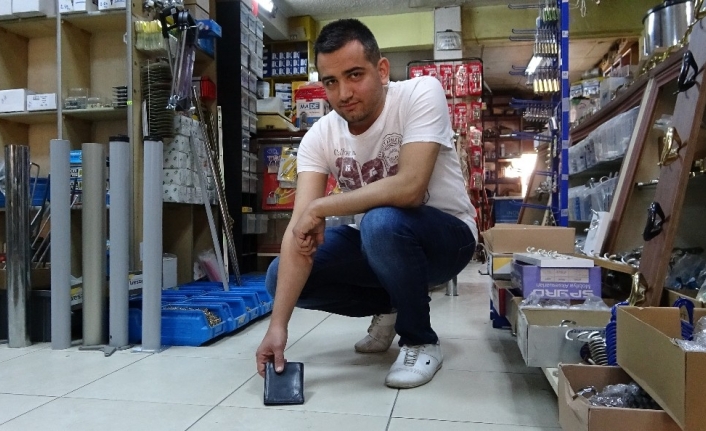 Bursa’da bir esnaf, yerde bulduğu cüzdanı hiç düşünmeden sahibine teslim
