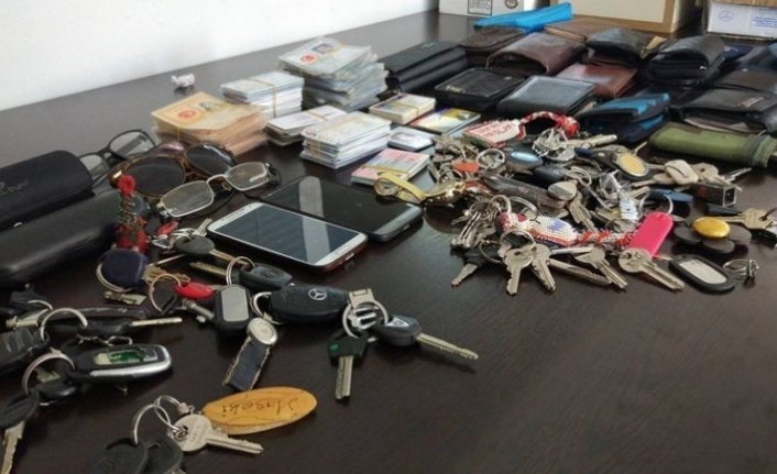 Balıkesir'in Bandırma İlçesinde Vatandaşların Unuttuğu Yüzlerce Kişisel Eşya Belediye Zabıta