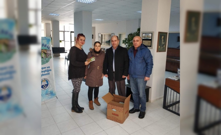 Özhan Gönüllüleri Çocuk Kütüphanesi’ne yaptığı bağışlarla geleceğe ışık tutuyor.Kurulduğu günden