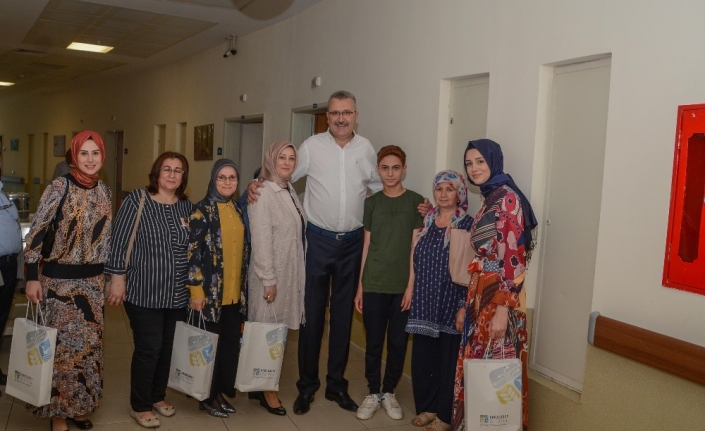 Karacabey Belediye Başkanı Ali Özkan, ramazan bayramında Devlet Hastanesi’ni ziyaret
