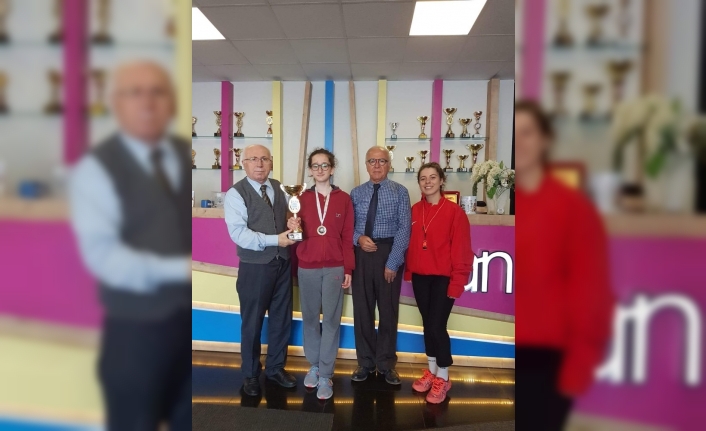 Özlüce Tan Okulları sporcuları öğrencisi Defne Utaş, Eskrim U12 Kızlar
