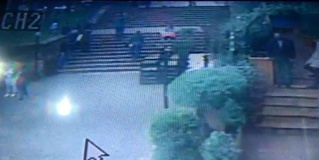 Bursa’daki Yeşil Türbe’ye ziyarete gelen Pakistanlı turist, fotoğraf çekerken kalp
