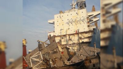 İzmir'in Aliağa İlçesinde, Durdurulan Bir Damperli Kamyonun Kasasındaki Seyyar Tanktan