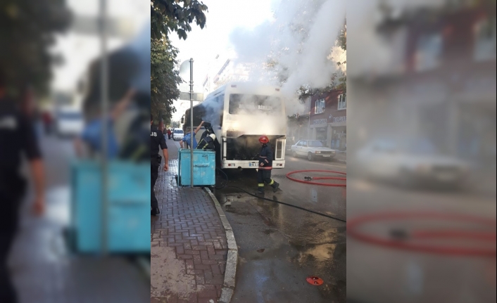  Park Halindeki Otobüs, Motor Kısmından Alev Aldı. Yangının Erken
