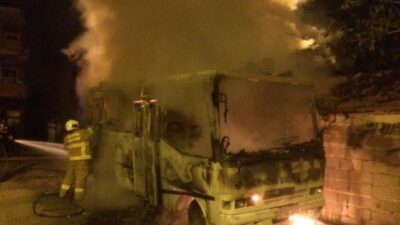  Balıkesir’in Ayvalık İlçesinde Park Halindeki Bir Otobüste Yangın Çikti.