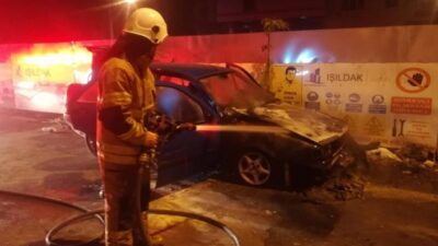  İzmir’in Bayraklı İlçesinde Park Halindeki Otomobil Henüz Belirlenemeyen Sebepten