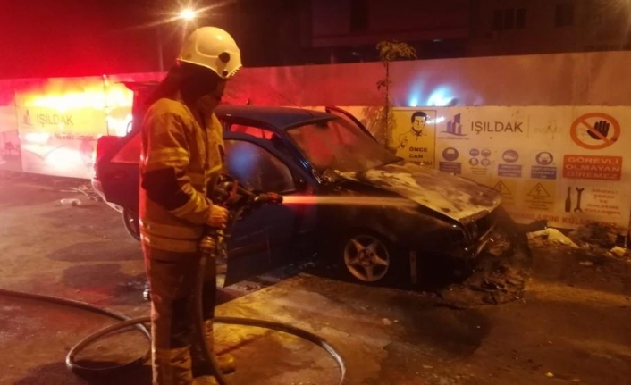  İzmir’in Bayraklı İlçesinde Park Halindeki Otomobil Henüz Belirlenemeyen Sebepten