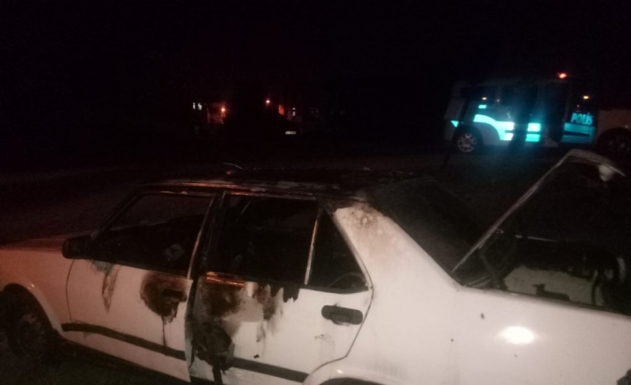Mobilyacılar sanayi bölgesinde park halinde bulunan otomobilde yangın çıktı. Çıkan