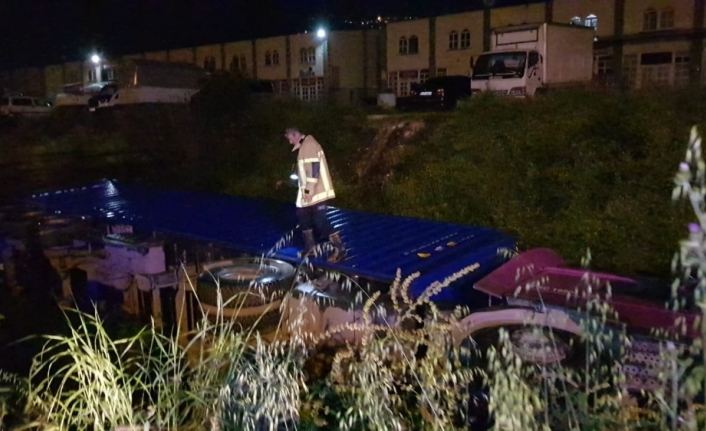 Park halindeki konteyner yüklü TIR dereye uçtu. Olay, Bursa’nın Gemlik