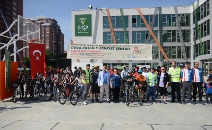 Bursa’da bisiklet tutkunları pedallarını engellilere umut olmak için çevirdi.Özel bir
