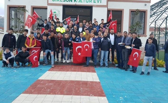Bursa’nın Gemlik ilçesinde, Giresunlu gençler, Polis Haftasında polise sürpriz yaptı.Yeni