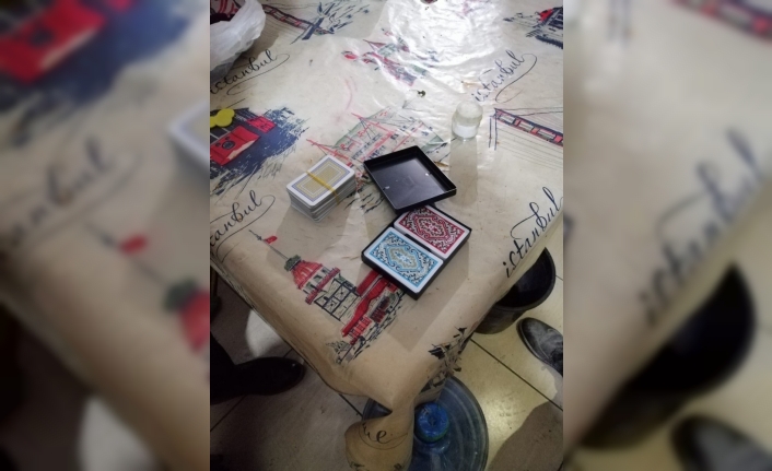  Balıkesir'de Polis Tarafından Yapılan Kumar Baskınında, Kahvehanede Kumar Oynayan