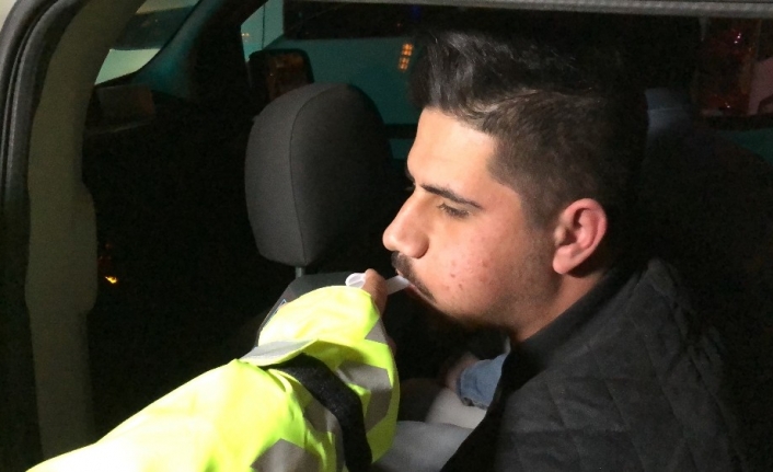 Bursa’da polis ekiplerinin dur ihtarına uymayıp polis otosuna çarpan 2
