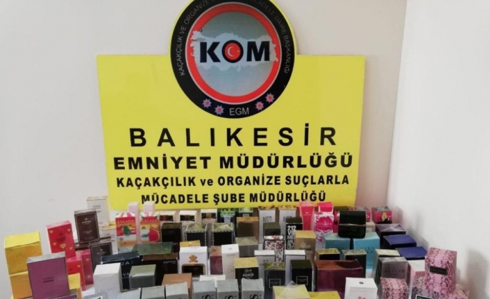 Balıkesir polisi pazar yerinde satılan sahte parfümleri topladı.Edinilen bilgiye göre,