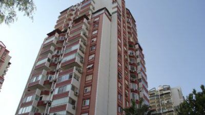 İzmir’in Karşıyaka İlçesinde, Yaşadığı Evin 12. Katından Aşağıya Düşerek Hayatını