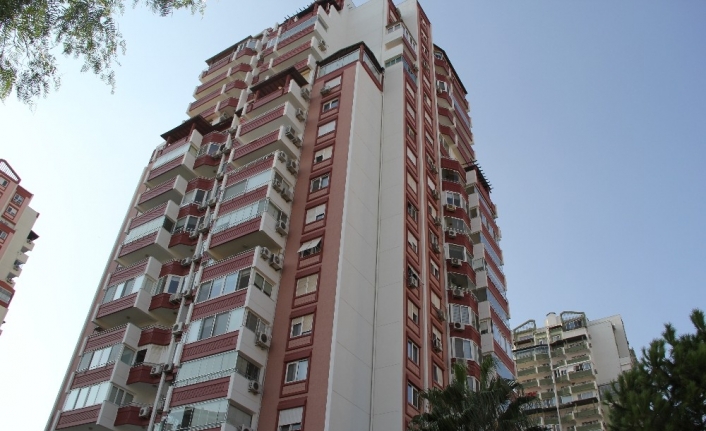 İzmir’in Karşıyaka İlçesinde, Yaşadığı Evin 12. Katından Aşağıya Düşerek Hayatını