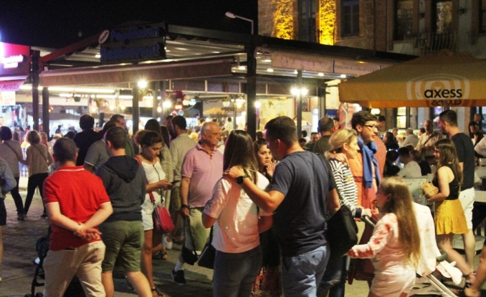 Ramazan Bayramı nedeniyle Balıkesir’in Edremit Körfezi ilçeleri nüfusunun 10 kat