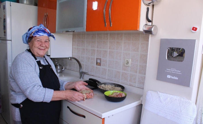 77 yaşındaki Youtuber Saniye Karataş, "Saniye Anne Yemekleri" adlı kanalında
