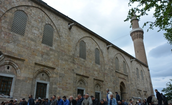 Ramazan ayının ilk cuma namazında Bursalılar camilere akın etti. Cuma