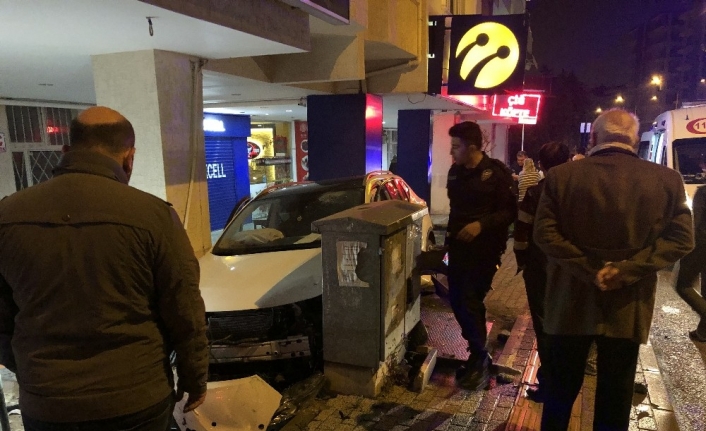 Direksiyon hakimiyetini kaybeden sürücü, önce yol ortasında bulunan refüje daha