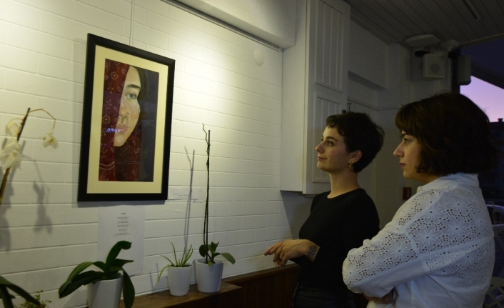  Bursalı Ressam Hande Canlı, Resmettiği Tablolarla Dünyadaki Kadınlarının Sesi