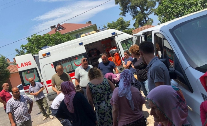  Bursa'da Otomobili İle Markete Camdan Giren Sürücünün Çarptiği Reyon