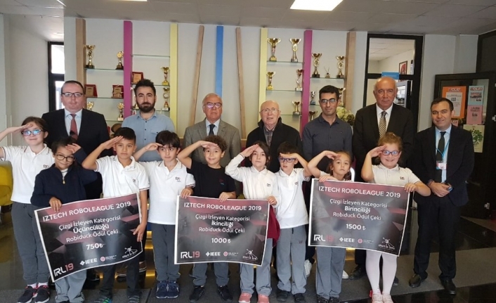  Robotan Sınıfının İzmir'deki Başarısı Da Okulda Sevinçle Karşılandı. Özlüce