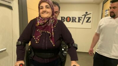 Omurga yaralanması nedeniyle yürüyemeyen 65 yaşındaki Sevgül Nasır, Rewalk cihazı