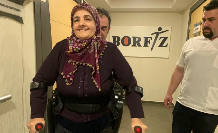 Omurga yaralanması nedeniyle yürüyemeyen 65 yaşındaki Sevgül Nasır, Rewalk cihazı