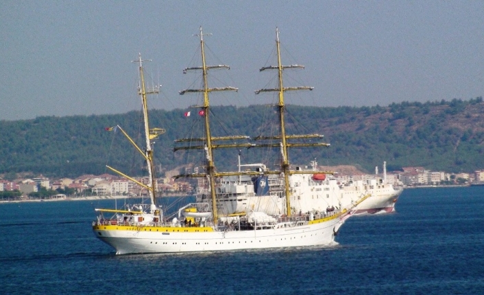  )-romanya Bayraklı 83 Metrelik 3 Yelken Direkli Okul Gemisi