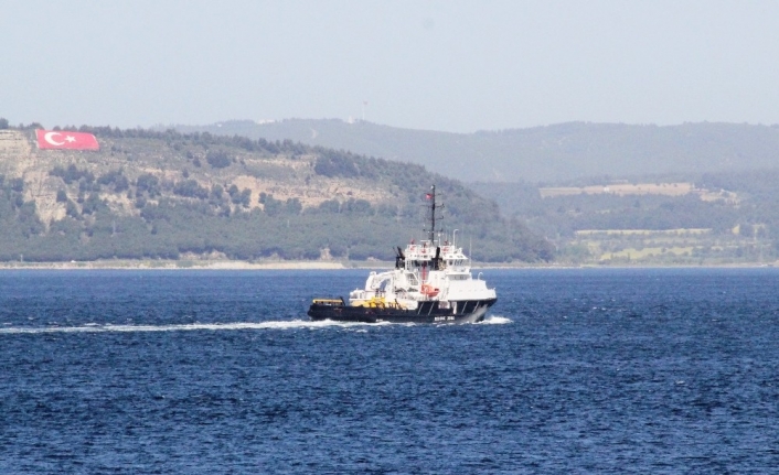 Rus Donanması’na ait ‘SB-739’ borda numaralı römorkör Çanakkale Boğazı’ndan geçerek