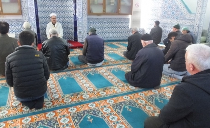 Balıkesir’in Gömeç ilçesinde imamlık yapan Ersin Menekşe, bugüne kadar yazdığı