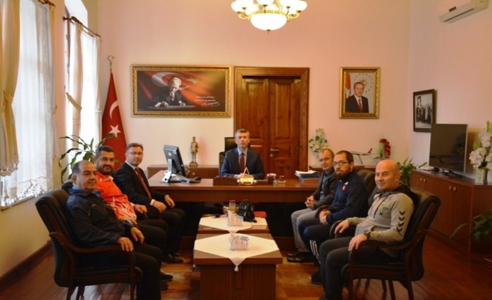  Dünya Avrupa Şampiyonu Güreşçiler Edremit Kaymakamı Ali Sırmalı' Yı
