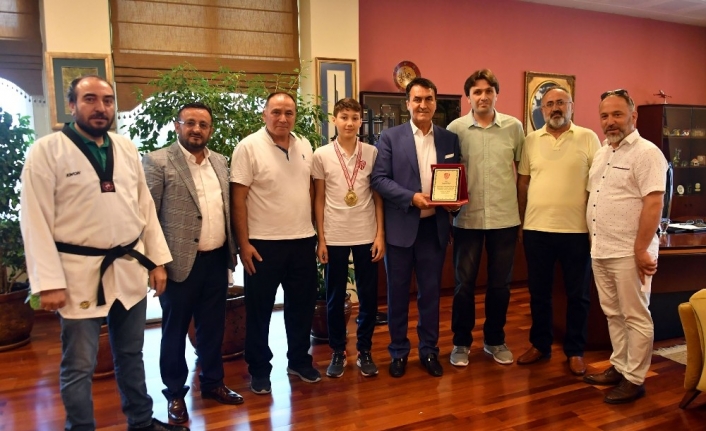  Tekvando Branşında Türkiye Şampiyonu Olan Ahmet Eren Güneş Ve