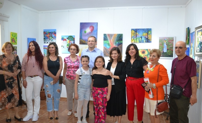Balıkesir’in Ayvalık ilçesinde, Ressam Emine Alışık,ın öğrencileriyle açtığı karma resim