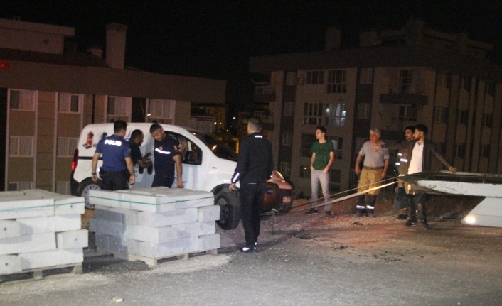 İzmir’in Çiğli ilçesinde, şarampolün kenarında askıda kalan hafif ticari araç