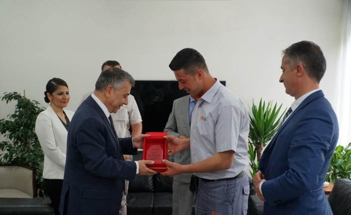 İzmir’de sayaç okumaya gittiği evde çıkan dumanı fark ederek içeride