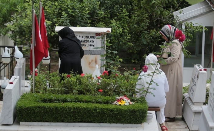 Bursa’da bayram sabahı şehitlikler doldu taştı. Şehit düşen evlatları veya